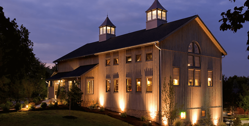 The barn that is Turkey Hill Brewing at dusk